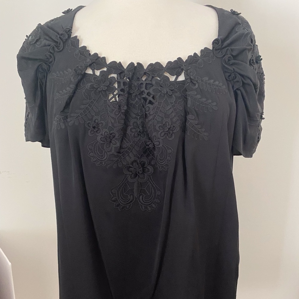 Elie Tahari Black Embroidered Short Sleeve Medium